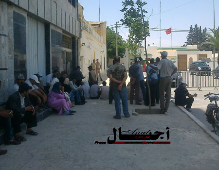 جرسيف : ودادية الأفاق تحتج أمام مقر العمالة وتتهم رئيس المجلس الإقليمي بحرمان منخرطيها من حقهم في السكن .