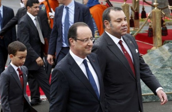 الملك يؤكد لهولاند اعتزازه بقوة العلاقات بين المغرب وفرنسا