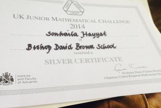 مغربية تفوز بالجائزة الفضية للرياضيات بلندن