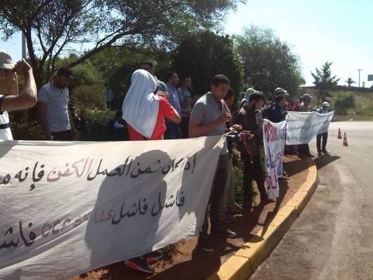 الدار البيضاء: عشرات من ضحايا “اوسيبي سكيلز” اعتصاما مفتوحا أمام المجمع الشريف للفوسفاط