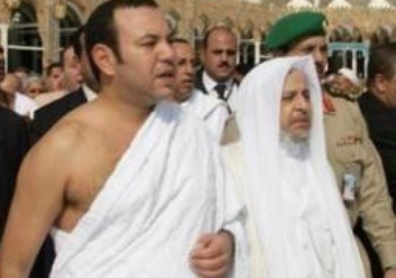 الملك وزوجته وشقيقته يؤدون مناسك العمرة