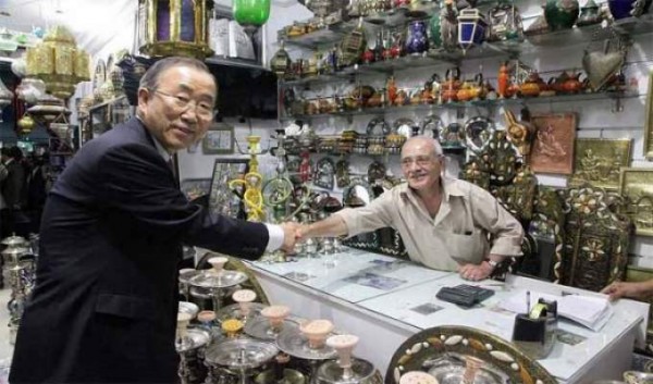 بان كي كون يقلد محمد السادس ويجوب شوارع تونس العاصمة‎