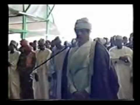 لقرآن الكريم بصوت القذافي وهو يصلي بمليون مسلم في
