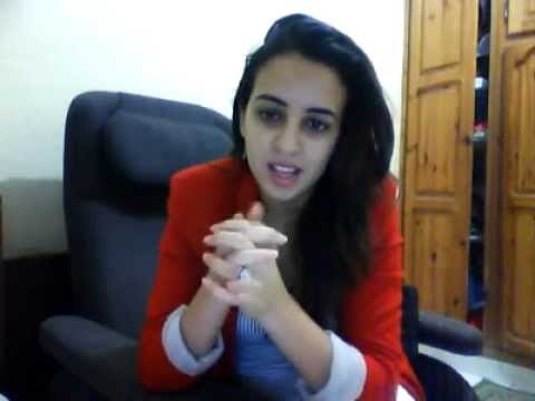 فتاة تتنقد لباس و سلوك الفتيات