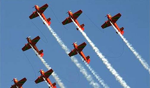 عروض جوية بهلوانية تبهر جمهور الدار البيضاء بمناسبة الذكرى 14 لعيد العرش