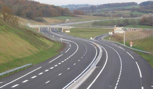 مجنون يقطع الطريق السيار بين تازة وفاس ويجرح مواطنين ويقتل آخر