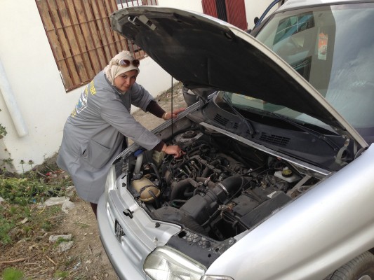 تازة أنباء: فريدة بنالشيخ المرأة الميكانيكية تعري عن المسكوت عنه في الحي الصناعي