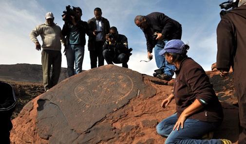 تكسير نقوش صخرية أمازيغية تعود إلى 2000 سنة قبل الميلاد بإقليم تيزنيت