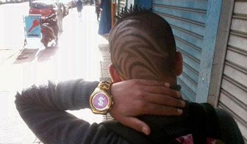 مراهقون بقصات غريبة يتباهون بكلمة “التشرميل” ويكتبونها على رؤوسهم