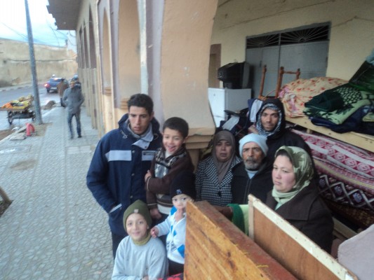 تازة: إلى ذوي القلوب الرحيمة ؛أسرة من 9 أفراد بينهم 3 أطفال تسكن الشارع