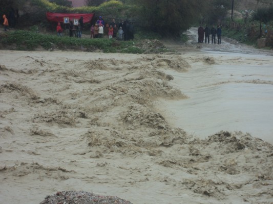 تازة:بسبب الأمطار، وادي الأربعاء يعمق عزلة دوار أصدور2 داخل المجال الحضري