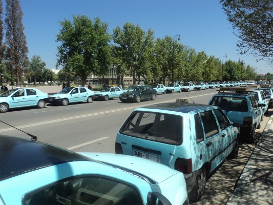 تازة: الاتحاد المغربي للشغل يستنكر الاسترزاق السياسوي بملف النقل و”بتي طاكسي ” تعتصم أمام المجلس