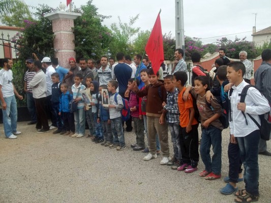 تازة: وقفة احتجاجية لساكنة تعاونية الازدهار تطالب بتوفير وسيلة نقل للتلاميذ بمطماطة