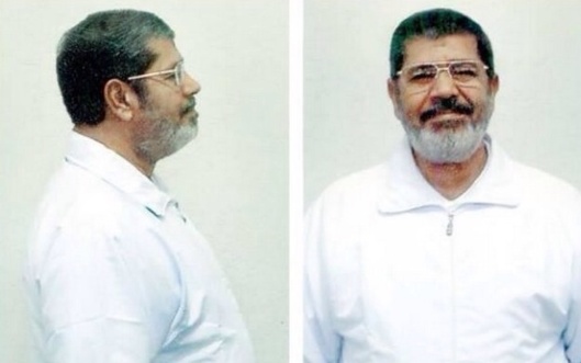 هذه أول صور للرئيس المصري المعزول بملابس السجن