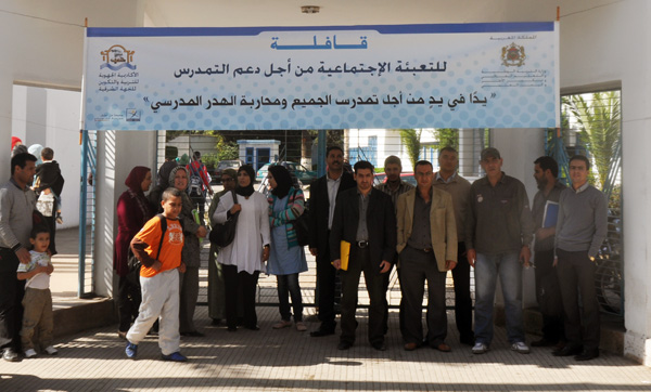 أساتذة ثانوية الخوارزمي الإعدادية يحتجون على أوضاع المؤسسة أمام مقر نيابة التعليم بالناظور