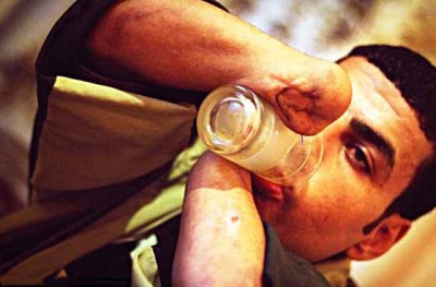 شاب مصري يبثر يديه بتطبيق حد السرقة في نفسه