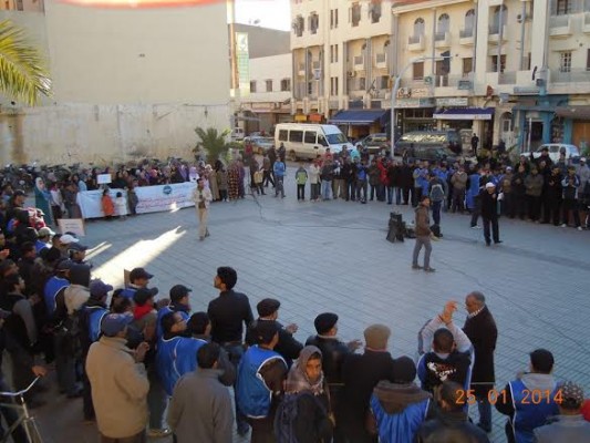 خريبكة: عمال الوساطة بالمجمع الشريف للفوسفاط رفقة عائلاتهم في وقفة احتجاجية ناجحة بساحة المجاهدين