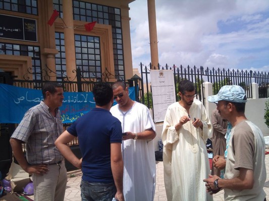 عبد العزيز أفتاتي ومحمدالعثماني في زيارة ميدانية لمعتصم أساتذة سد الخصاص بالجهة الشرقية