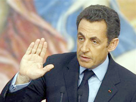 ساركوزي يعتذر لشرطية رماها ابنه بحبة طماطم من شرفة القصر