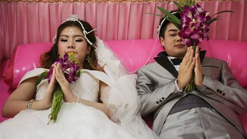 في تايلاند..الحياة الزوجية تبدأ بتابوت الموتى!