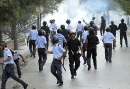 .متظاهرون في تونس يحتجون على منع التظاهر في شارع بورقيبة