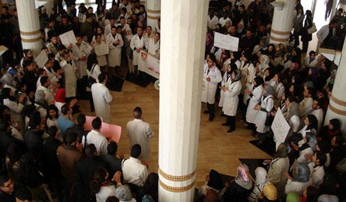 الحكومة تدعو لاستئناف السير العادي للسنة الجامعية في كليات الطب والصيدلة وطب الأسنان