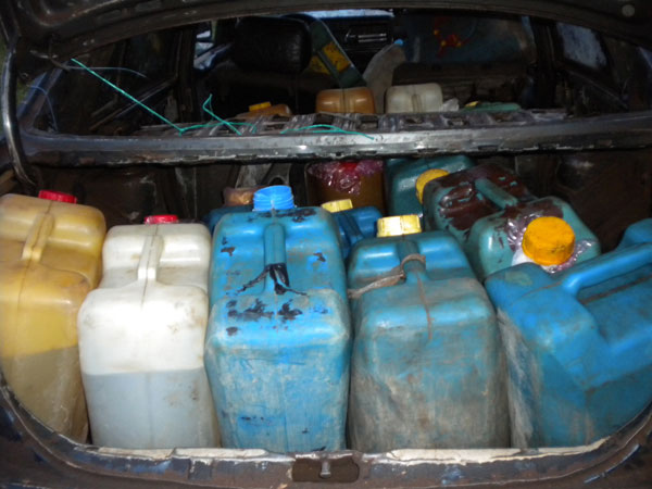 تازة: مواطنون وشرطة يضبطون شخصا يهرب بنزين الجماعة